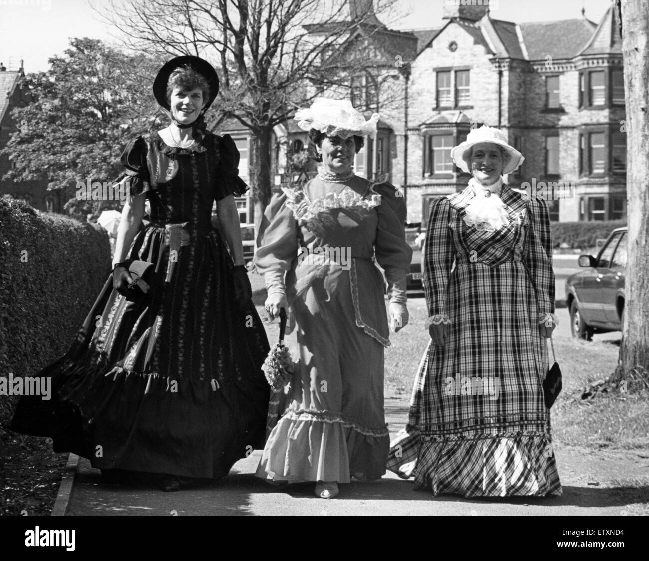 Consejero Audrey Boagey, Gladys Bristow y Eleanor Bristow, todos de Saltburn, durante la Semana de Saltburn Victoriana. 12 de agosto de 1988. Foto de stock