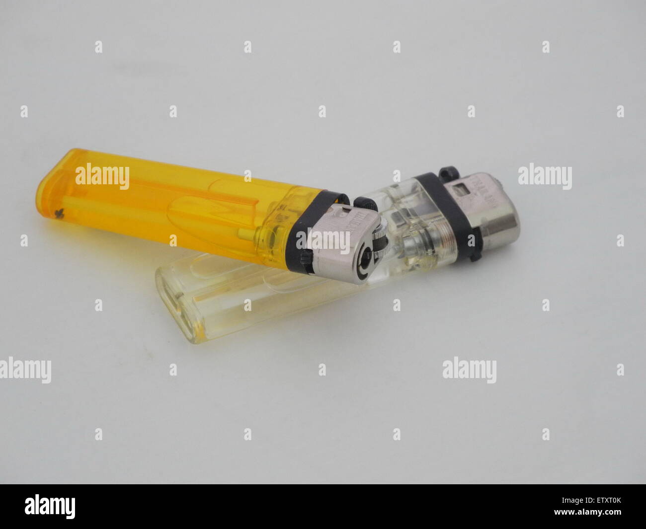 encendedor de plástico blanco de cuello largo aislado sobre fondo blanco  Fotografía de stock - Alamy