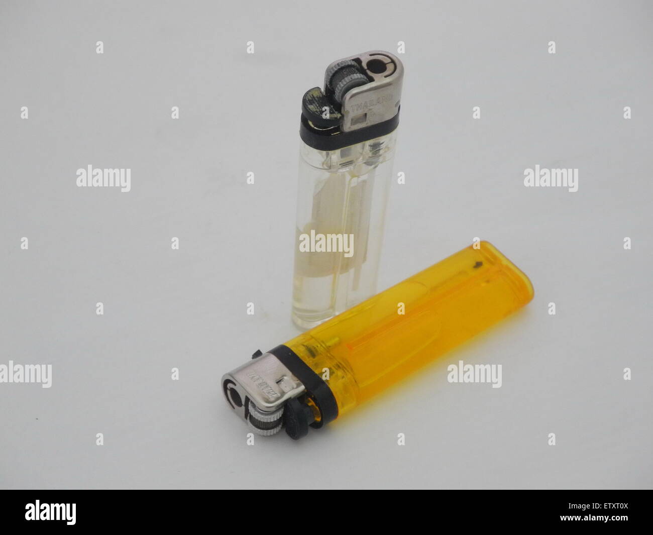 encendedor de plástico blanco de cuello largo aislado sobre fondo blanco  Fotografía de stock - Alamy
