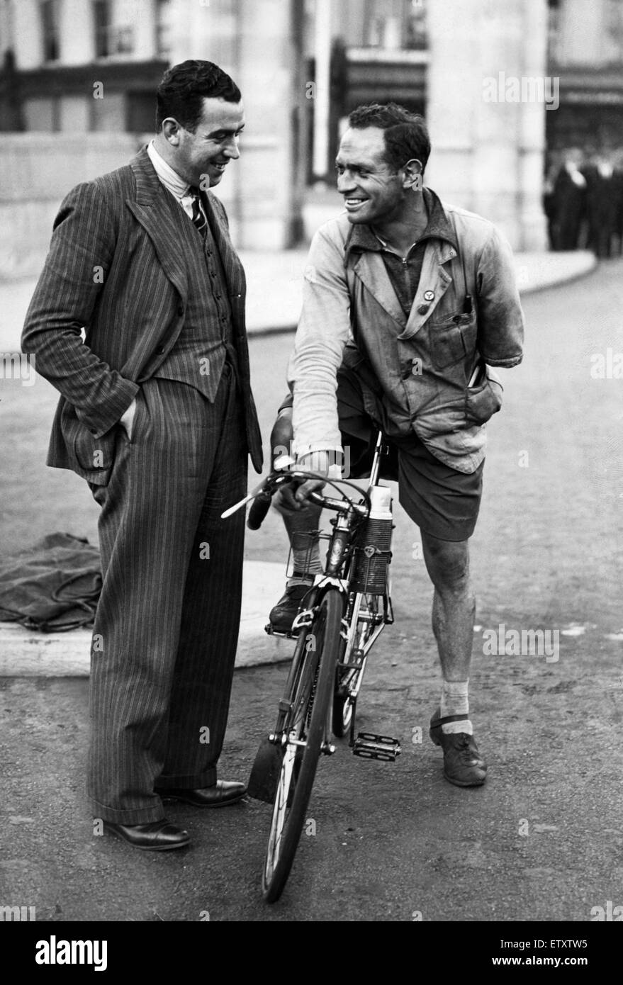 Everton futbolista Dixie Dean hablando con un ciclista en Liverpool. Circa 1936. Foto de stock