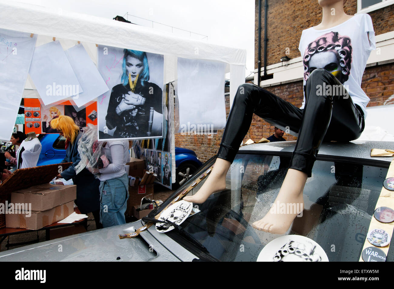 Brick Lane Londres 2015. Vauxhall Car Boot Art Fair. Calado del Pam Hogg Foto de stock