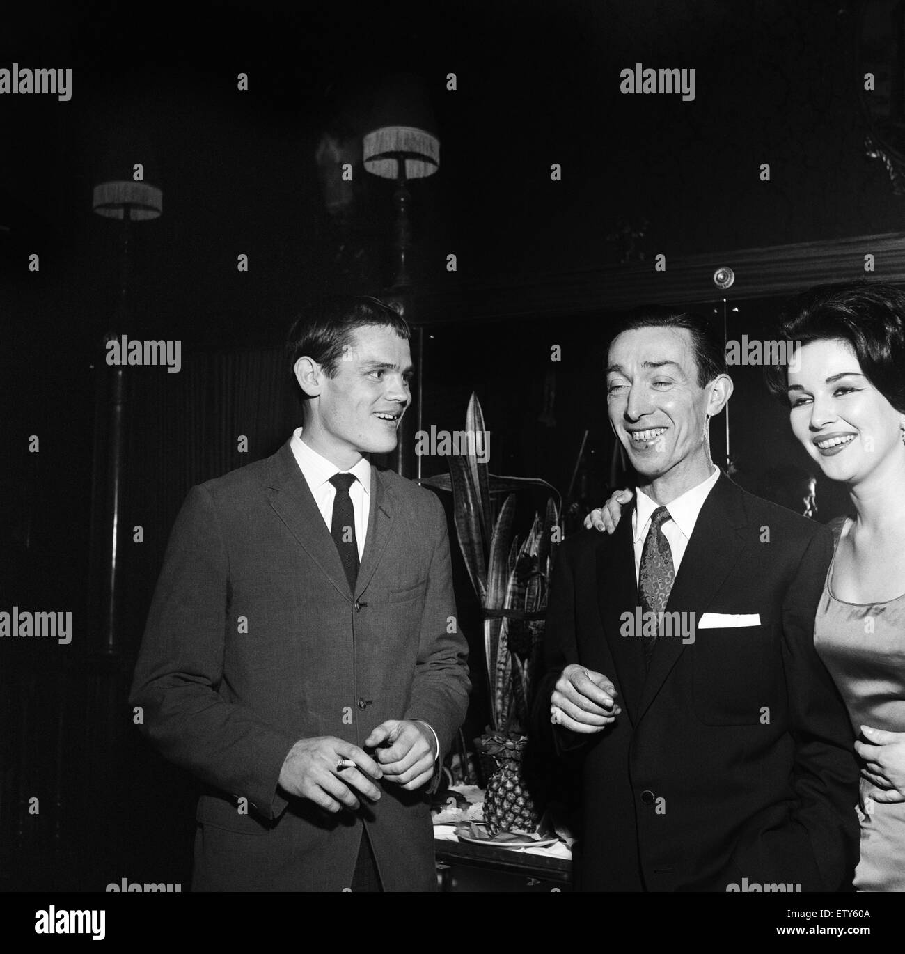 Foto de la izquierda es de Chet Baker, el trompetista de jazz estadounidense. Roma, Italia, 27 de marzo de 1960. Foto de stock