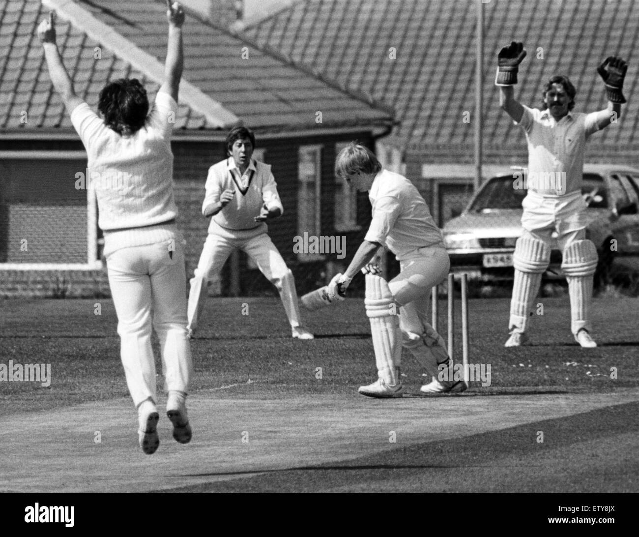 Esperando su turno para salir a bat son los miembros del equipo de cricket de Middlesbrough Saltburn que estaban jugando en el norte y el Sur Yorks Durham División Liga una coincidencia. En la imagen, primera fila (de izquierda a derecha), M Tate, Allum R Wilson, B, M, D Viejo Barlow. Volver Foto de stock