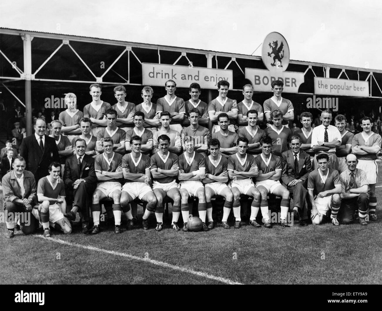 Equipo de Wrexham 1959 -60. Los jugadores y los funcionarios. Fila delantera L-R : D. McNeil (Potros formador) Scott, el Sr. John Amor (Manager) Fred Davis, Gren Jones, Ronnie Hewitt, Ewan Fenton (patrón), Salisbury, Peter Brown, Ron Roberts, Concejal Eric McMahon (Presidente), Don W Foto de stock