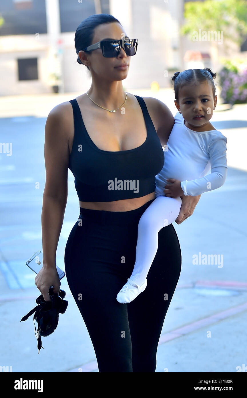 relé Migración utilizar Kim Kardashian está de vuelta al cabello negro como ella y Kourtney dejar a  sus hijos al ballet en Woodland Hills. Kim luciendo un par de Adidas Boost  Yeezy zapatillas diseñadas por