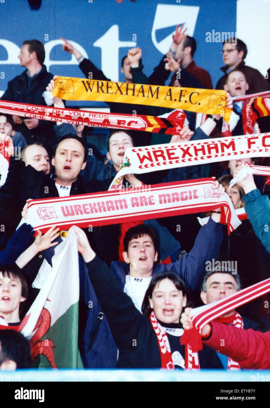 Ventiladores de Wrexham celebrar Cup ganar más de Birmingham. Birmingham 1 -3 Wrexham celebrada en St Andrews.El 15 de febrero de 1997. Foto de stock