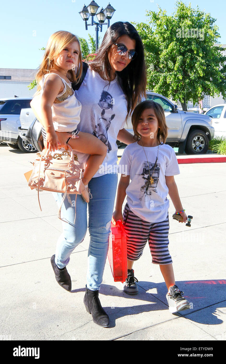 Kim Kardashian está de vuelta al negro como ella y Kourtney a sus hijos al ballet en Woodland Hills. Kim luciendo un par de Adidas Boost Yeezy zapatillas diseñadas por
