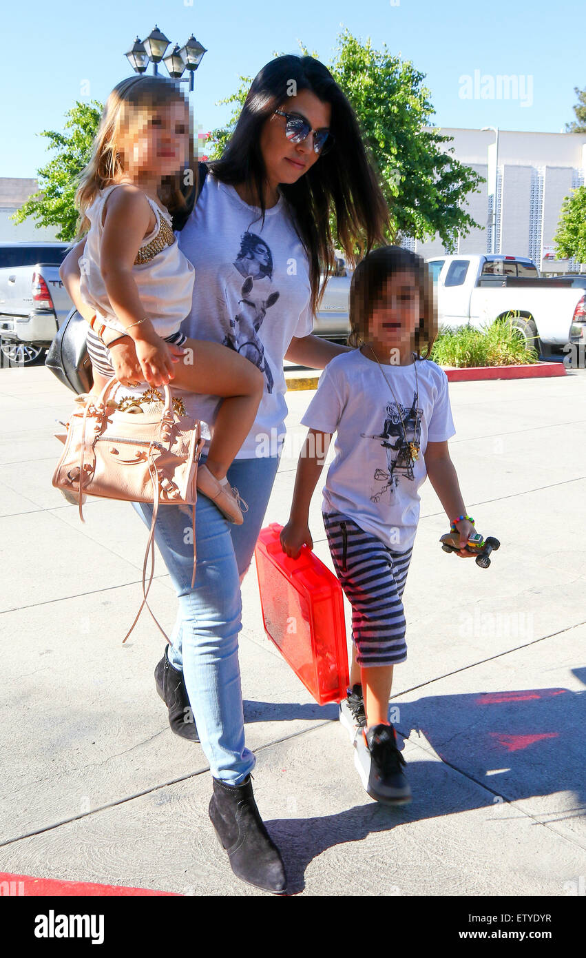 Kim Kardashian está de vuelta al cabello negro como ella y Kourtney dejar a  sus hijos al ballet en Woodland Hills. Kim luciendo un par de Adidas Boost  Yeezy zapatillas diseñadas por