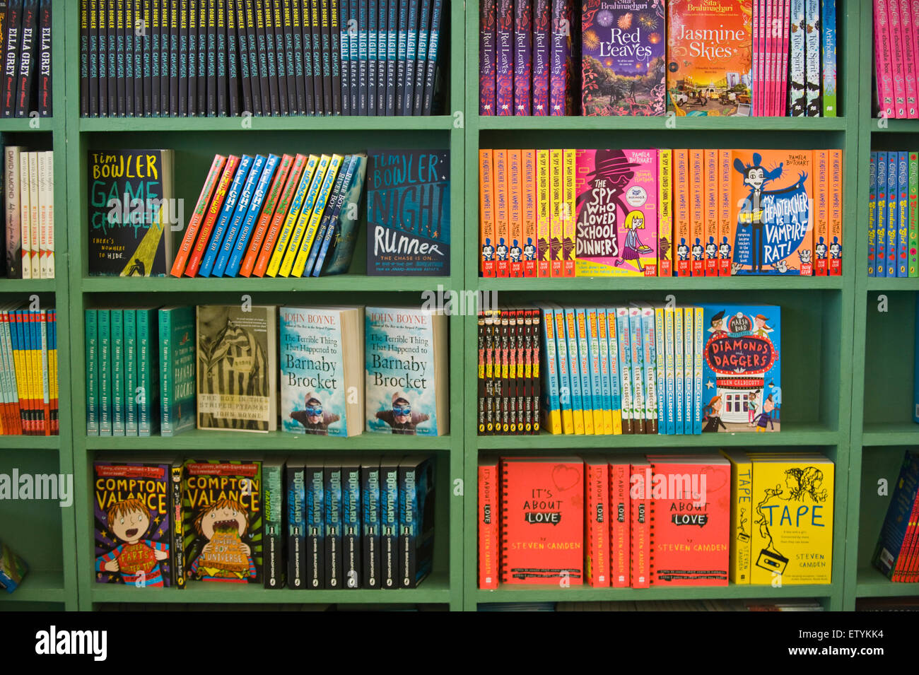 Estantes de libros infantiles en librería en Hay Festival 2015 Foto de stock
