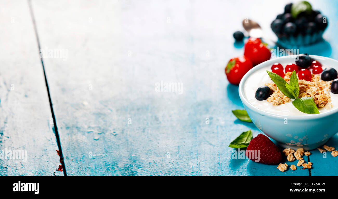 Desayuno saludable - Yogur con muesli y frutos del bosque - la salud y la dieta concepto Foto de stock