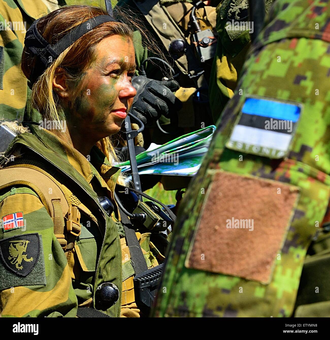 Una mujer soldado con el 2º Batallón de Infantería del Ejército noruego realizara un examen posterior a la intervención tras un ejercicio de entrenamiento situacional durante el ejercicio el sable de la huelga el 10 de junio de 2015, Letonia Adazi. Foto de stock