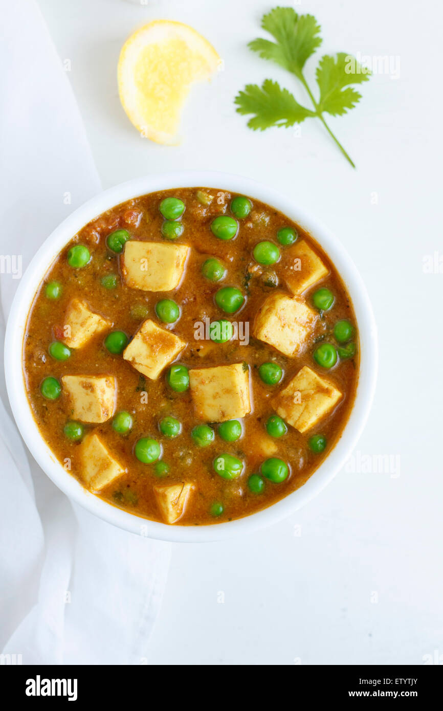 Paneer Mutter , comida hindú , India requesón y guisantes sumergidos en