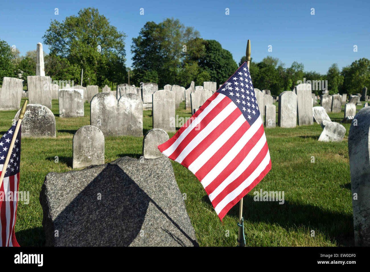 Tumbas decoradas en el Memorial Day, el cementerio americano, la
