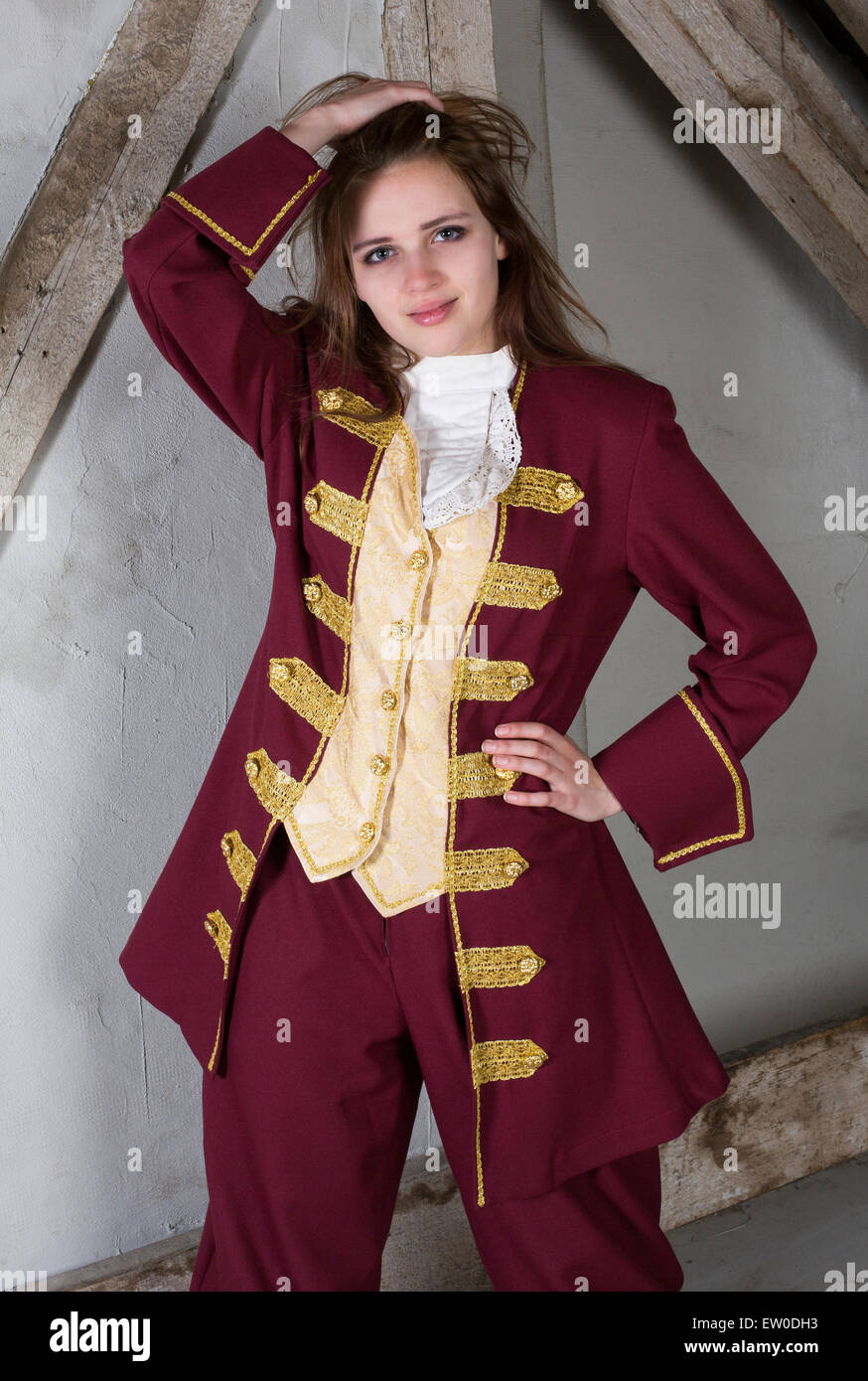 Mujer joven con traje vestido como un príncipe Fotografía de stock - Alamy