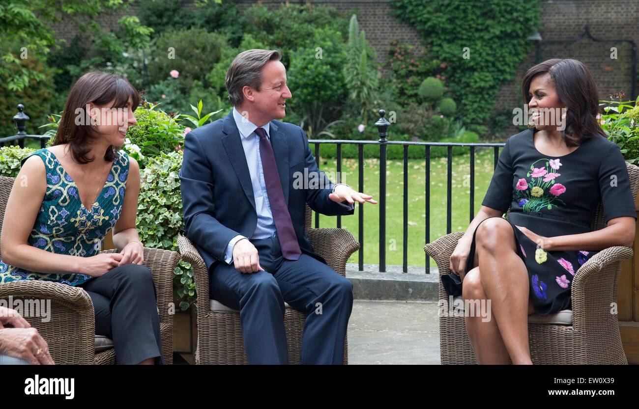 La Primera Dama Michelle Obama se reúne con el Primer Ministro David Cameron y su esposa Samantha Cameron para el té en el número 10 de Downing Street, 16 de junio de 2015 en Londres, Inglaterra. Foto de stock