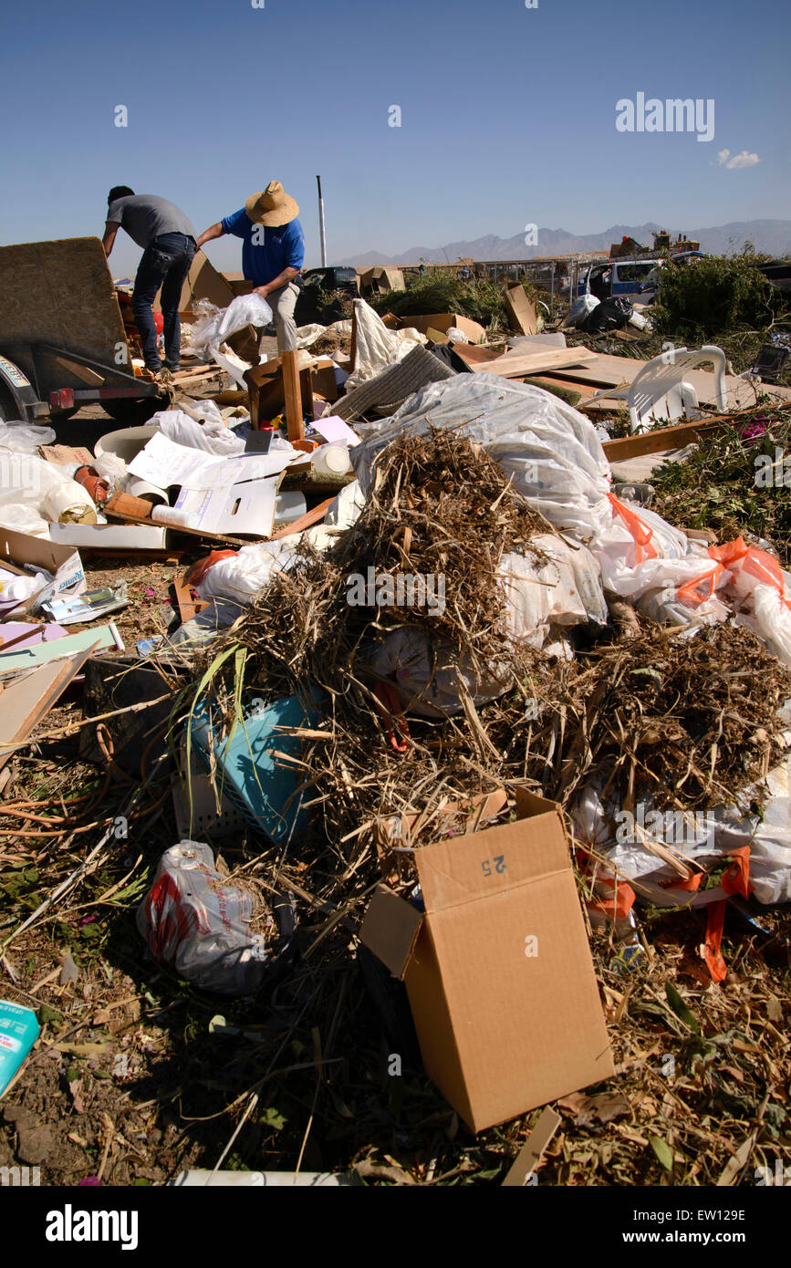 Alrededor del 50% de las viviendas se niegan depositados para su eliminación en la ciudad de Tucson Los Reales de los vertederos podrían ser reciclados, Accord Foto de stock