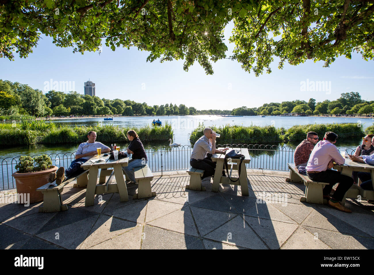 Gente sentada en la cafetería Serpentine Hyde Park, Londres, Gran Bretaña. Foto de stock