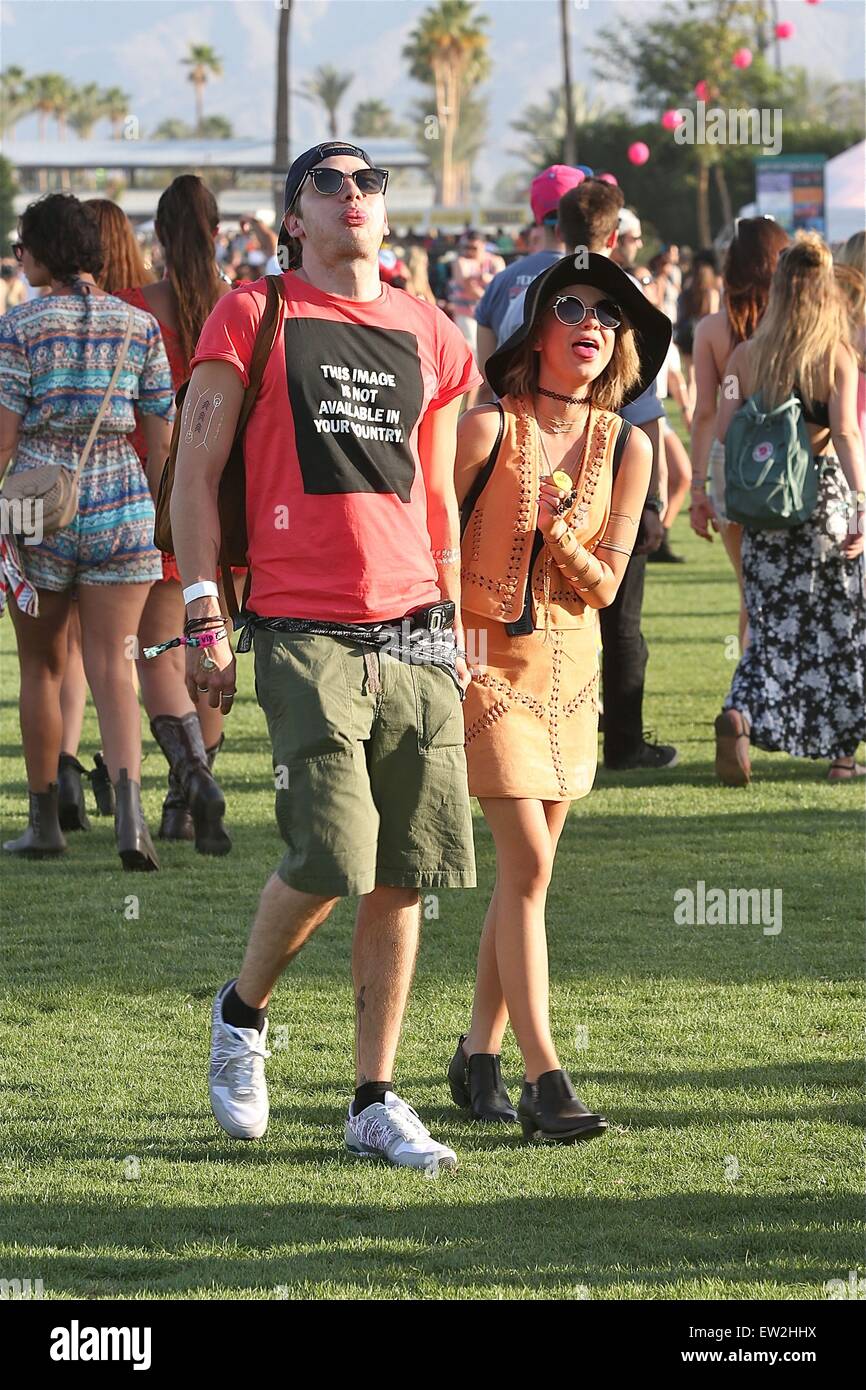 Sarah hyland y su novio dominic sherwood fotografías e imágenes de alta
