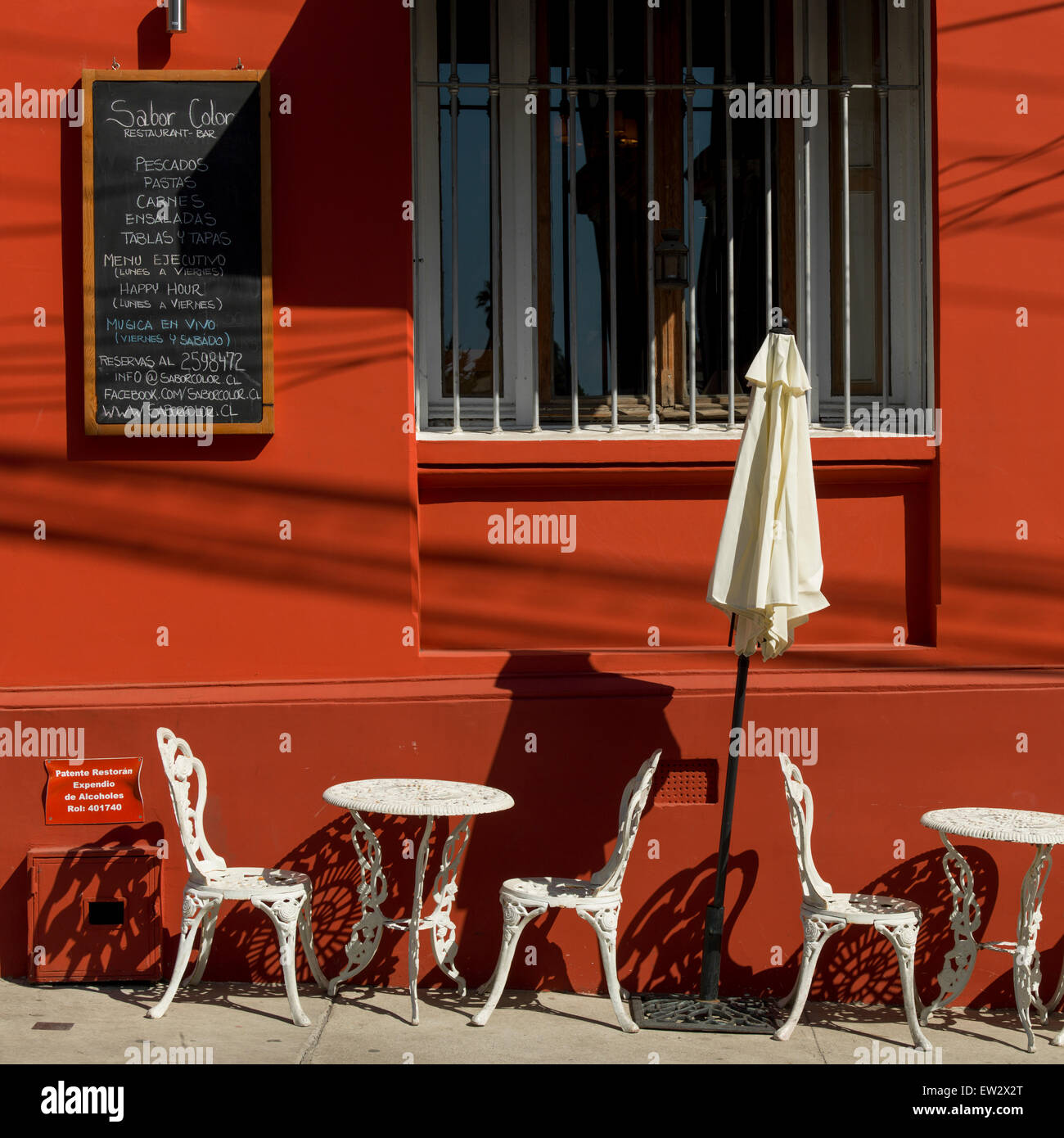 Mesa y sillas en la cafetería al aire libre, Valparaiso, Chile Fotografía  de stock - Alamy
