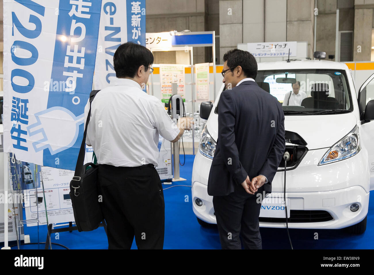 Tokio, Japón. 17 de junio de 2015. Los visitantes miran un vehículo eléctrico de Nissan ''e-NV 200'' en la Comunidad Inteligente Japón 2015 en exhibición en Tokio Big Sight, el 17 de junio de 2015, en Tokio, Japón. La exposición promueve en el país y en el extranjero la próxima generación de tecnologías. El año pasado 39,879 visitantes asistieron a la expo durante tres días. Este año 233 empresas y organizaciones mostrarán sus productos desde el 17 de junio al 19 de septiembre. Crédito: Rodrigo Reyes Marin/AFLO/Alamy Live News Foto de stock