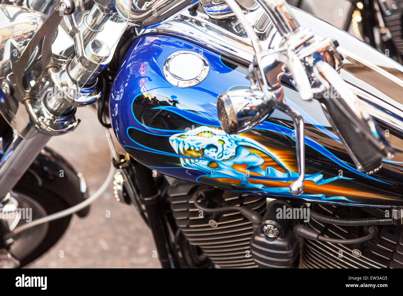 Trabajo de pulverización personalizada en moto detalle del depósito de pintura  pintura moto moto motocicleta moto motos bicicletas motos Fotografía de  stock - Alamy