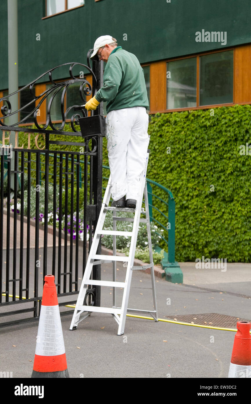 Wimbledon Londres,Reino Unido. 17 de junio de 2015. La entrada frontal de la AELTC está pintada por el personal de tierra en la construcción hasta el 2015 campeonatos de tenis de Wimbledon Crédito: amer ghazzal/Alamy Live News Foto de stock