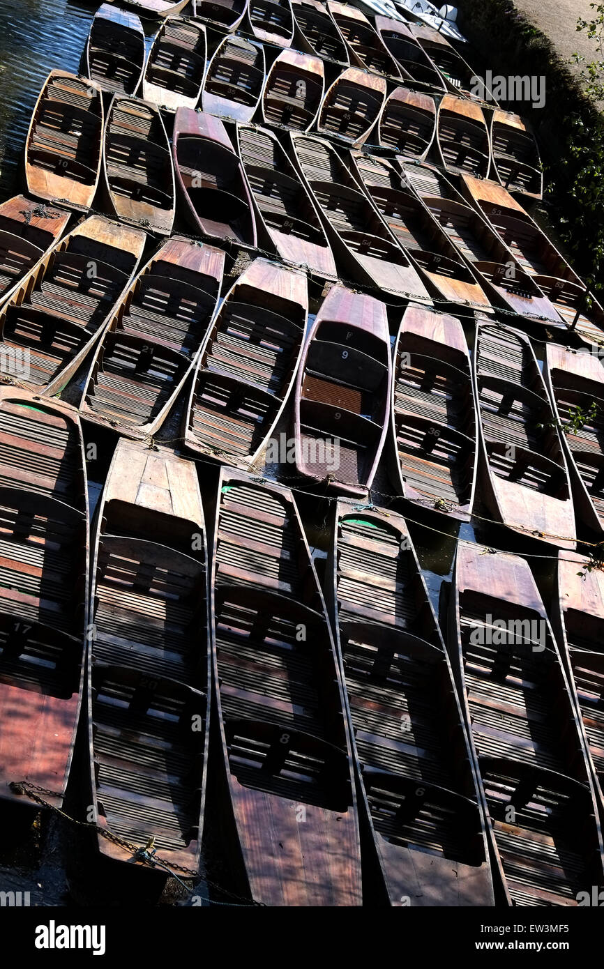 Ataron a Río madera punts en un río en Oxford, Inglaterra, Gran Bretaña Foto de stock