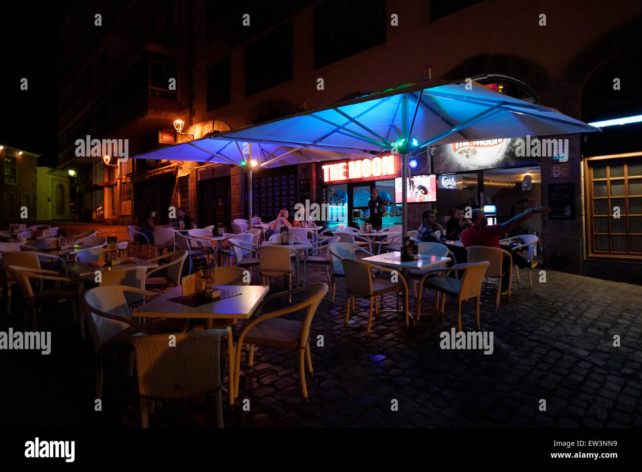 restaurante casi vacío en el pueblo de Puerto de la Cruz en la parte norte de Tenerife, una de las islas del archipiélago español situado frente a la costa noroeste