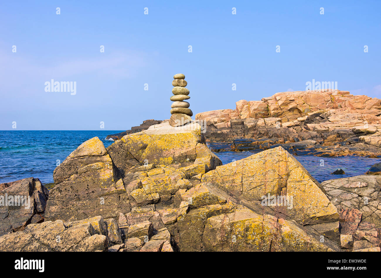 Equilibrar los guijarros, costa rocosa y el Mar Báltico en Hovs Hallar, Suecia. Foto de stock