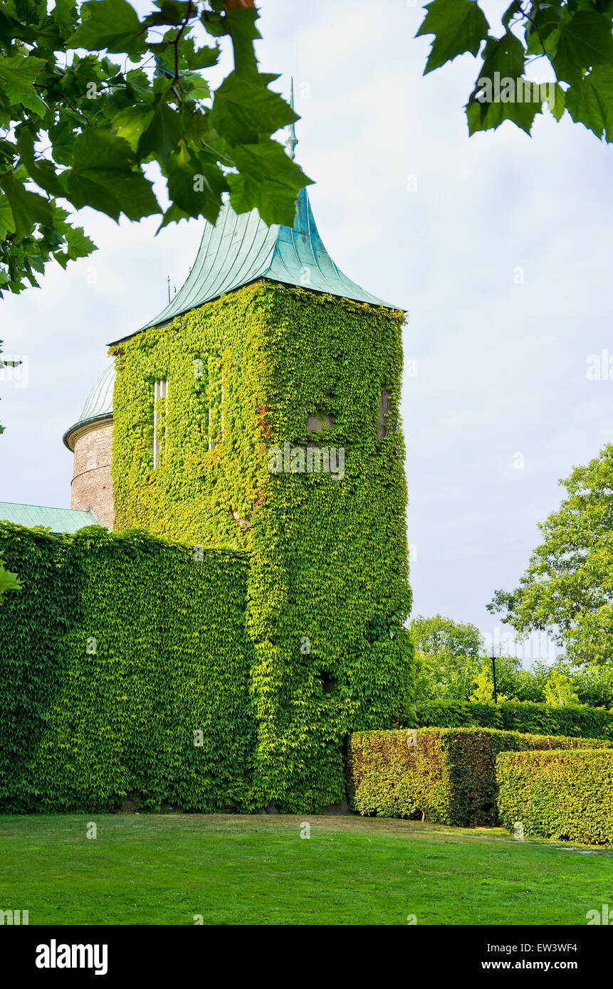 Algunos evergreen-cubierto de torre como la arquitectura, Palsjo cementerio, Helsingborg, Suecia. Foto de stock