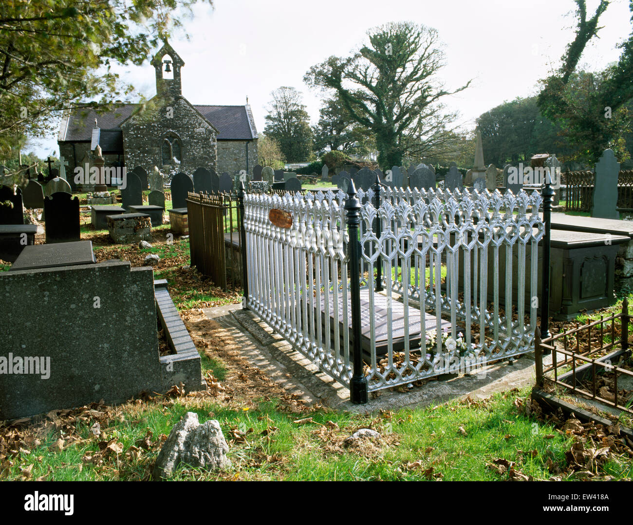 Tumba de la Rev. Roose Stephen Hughes, quien organizó el entierro de las víctimas del naufragio de la Royal Charter en 1859, Llanallgo, Anglesey, Gales Foto de stock