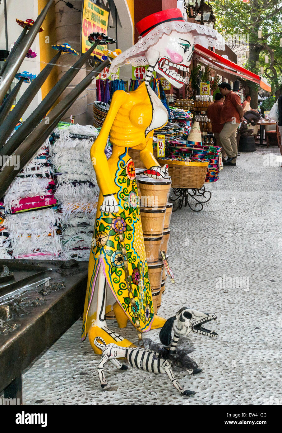 Mujer y perro esqueleto cifras en tienda, zona peatonal, en la Quinta Avenida de Playa del Carmen, Riviera Maya, México Foto de stock