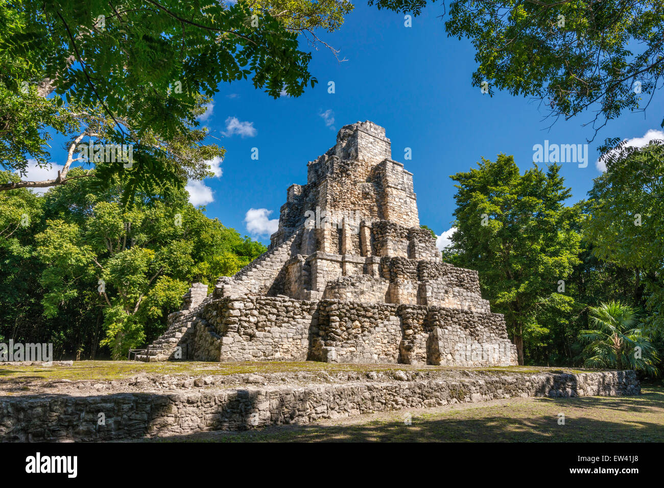 Estructura 8I13 (El Castillo) en Chunyaxche (Muyil) ruinas Mayas, la