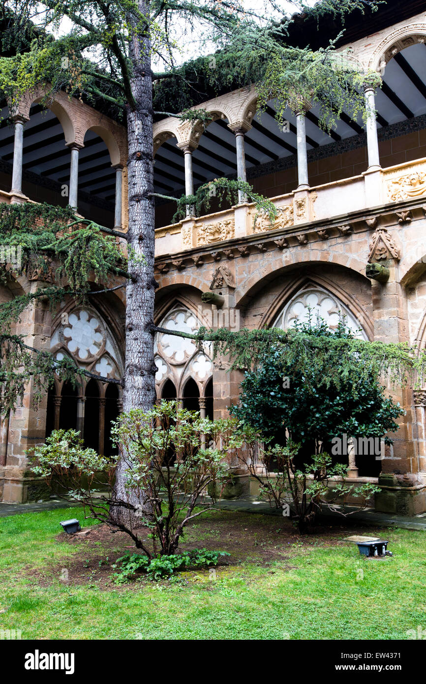 Claustro jardín amurallado en el Real Monasterio Cisterciense de Santa Maria de Veruela Foto de stock