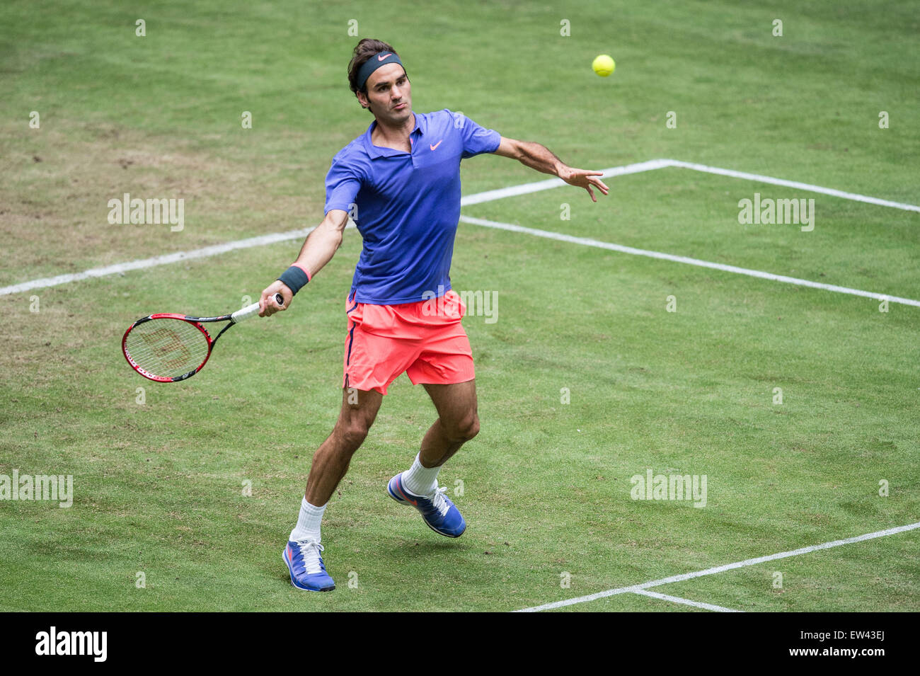 Halle, Alemania. 17 de junio de 2015. Roger Federer de Suiza en acción durante el partido de octavos de final contra Gulbis de Letonia en el torneo de tenis de la ATP en Halle, Alemania, 17 de junio de 2015. Foto: MAJA HITIJ/dpa/Alamy Live News Foto de stock