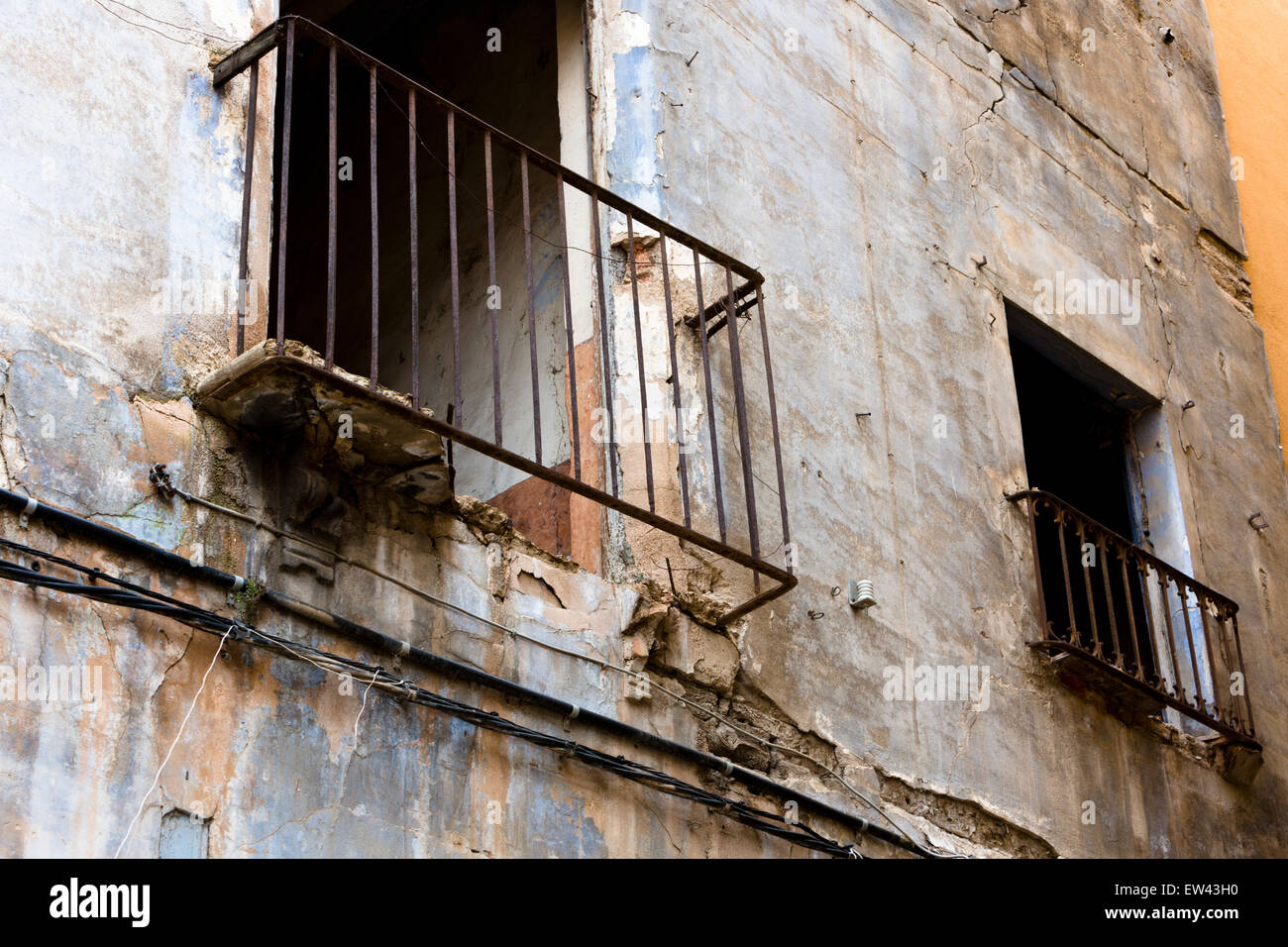 Inútil la oxidación balcones de hierro forjado, se aferran a la decadente  en las paredes de un edificio abandonado Fotografía de stock - Alamy