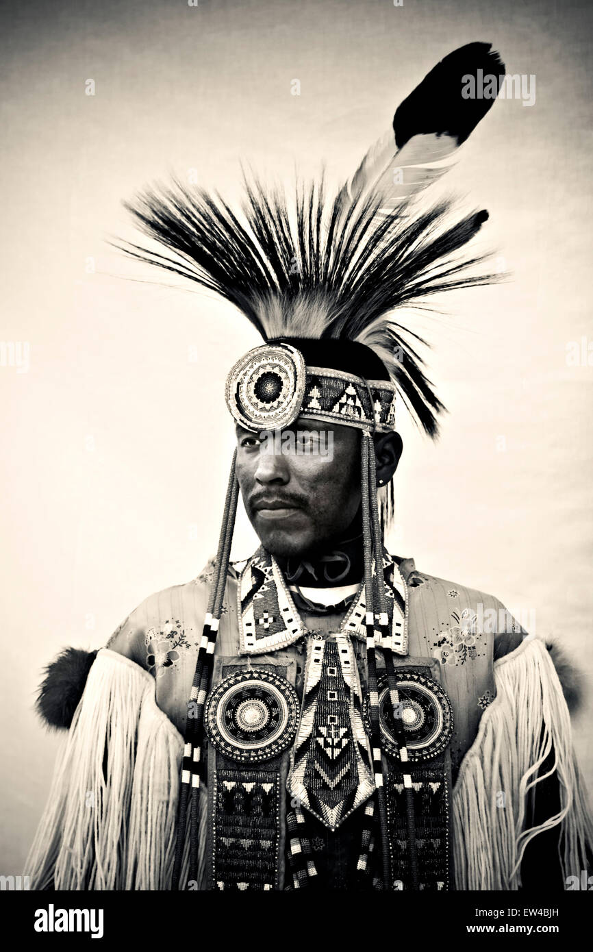 Un Hombre Vestido Con Un Disfraz Indio Con Plumas En La Cabeza, Cerca Foto  de archivo editorial - Imagen de indios, cierre: 162071683