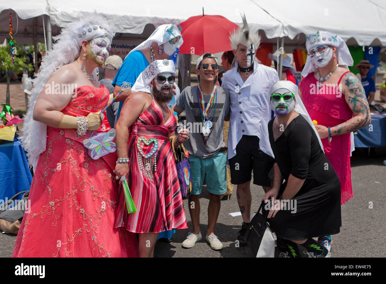 Hombres vestidos de arrastre en Capital Pride Festival 2015 - Washington, DC, EE.UU. Foto de stock