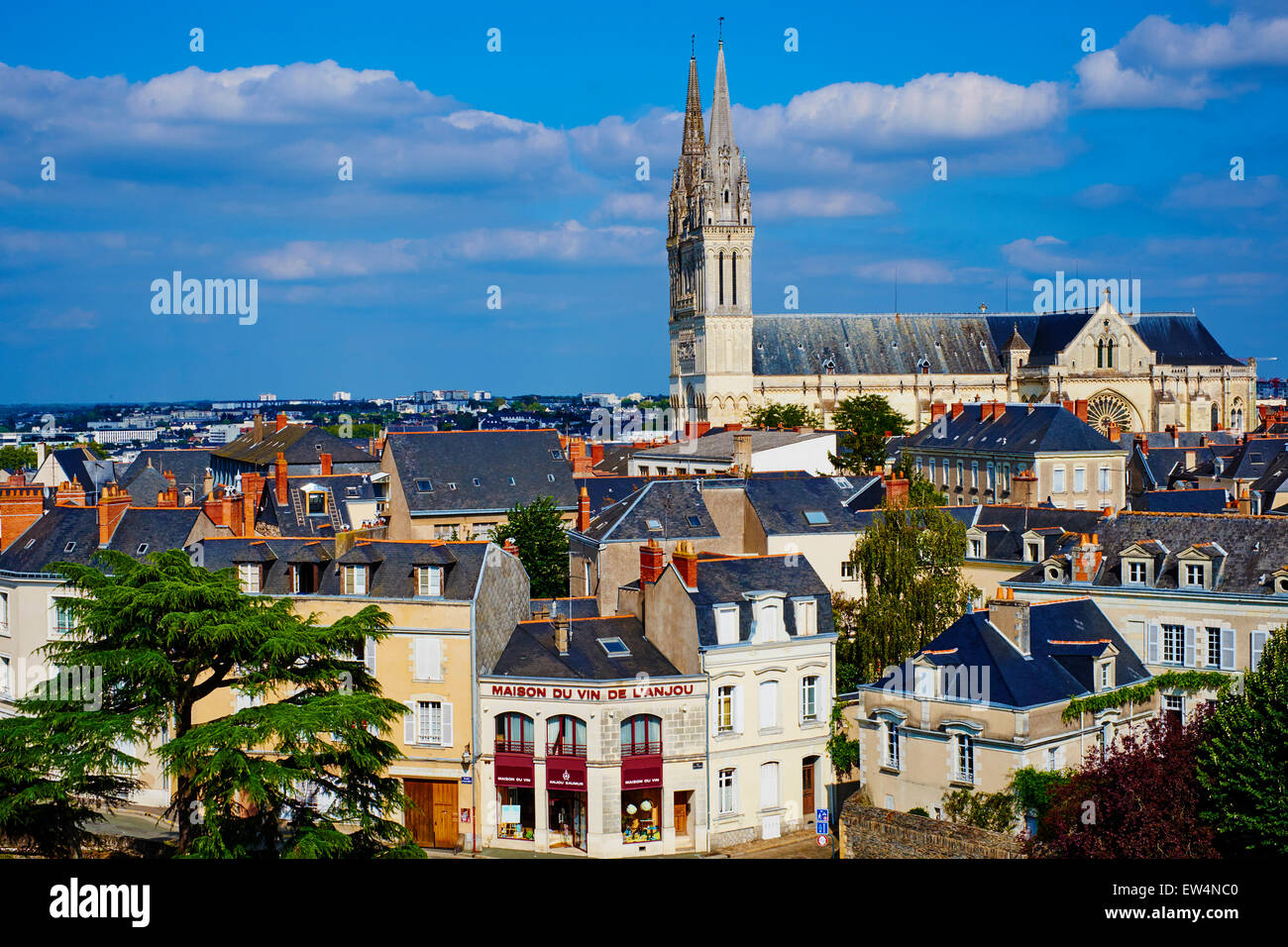 Francia, Maine-et-Loire, Angers, la ciudad y la Catedral de San Mauricio Foto de stock