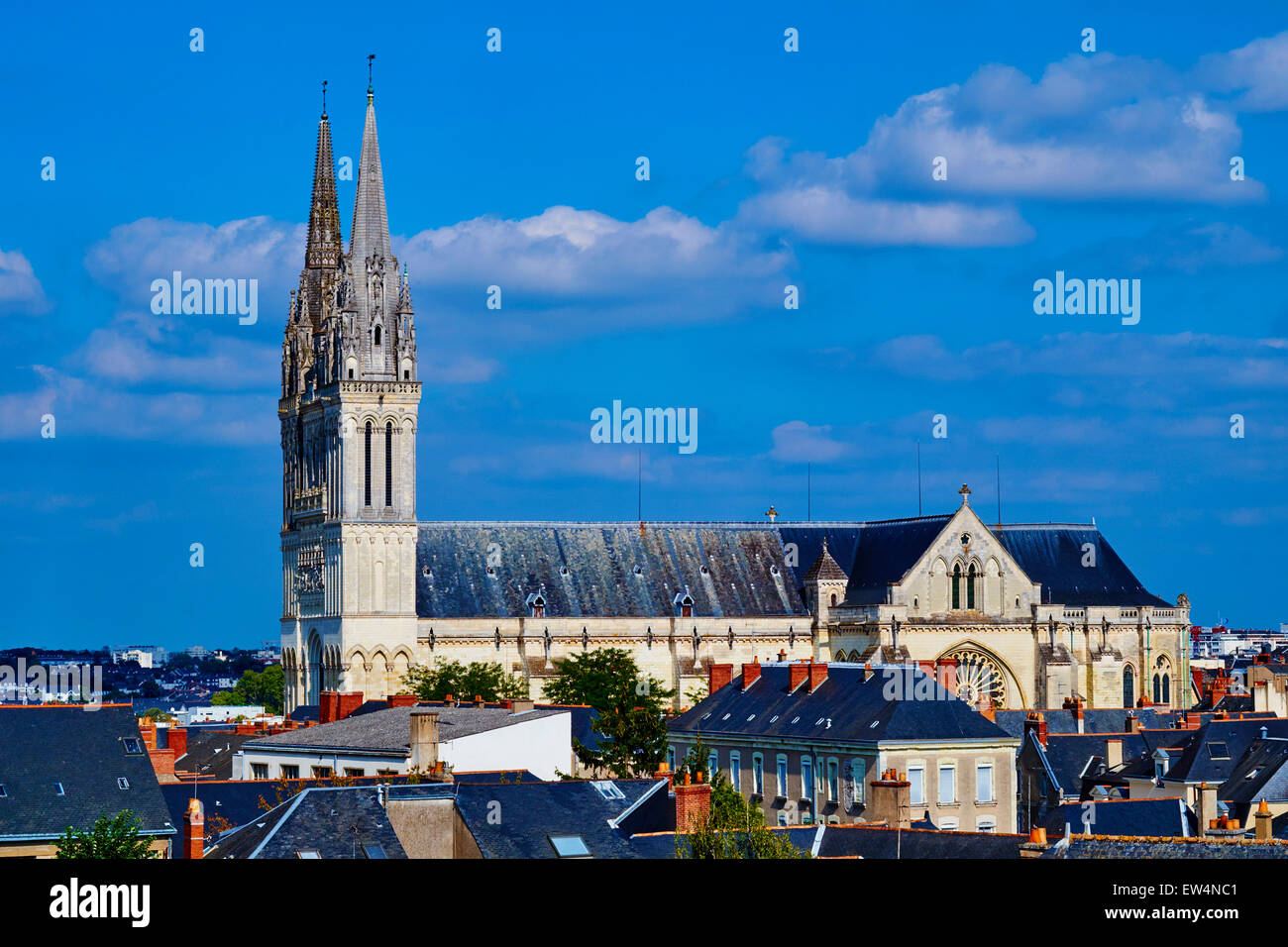 Francia, Maine-et-Loire, Angers, la ciudad y la Catedral de San Mauricio Foto de stock