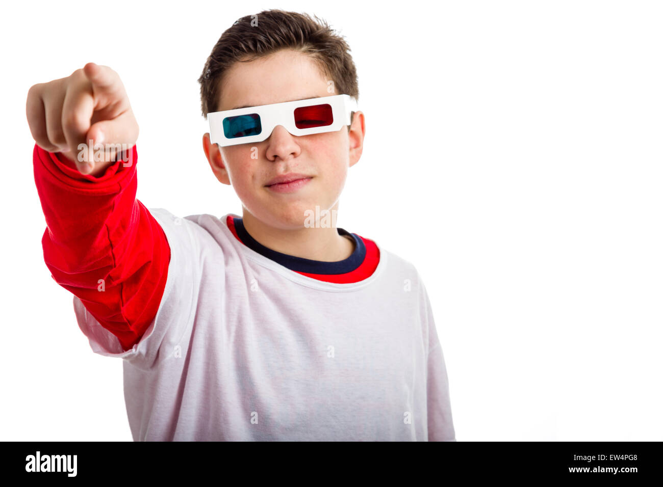 Un muchacho caucásico lleva un par de cine 3D con googles de papel rojo y azul cielo buscando lentes y tranquilo y confiado de puntos al espectador con la mano derecha Foto de stock