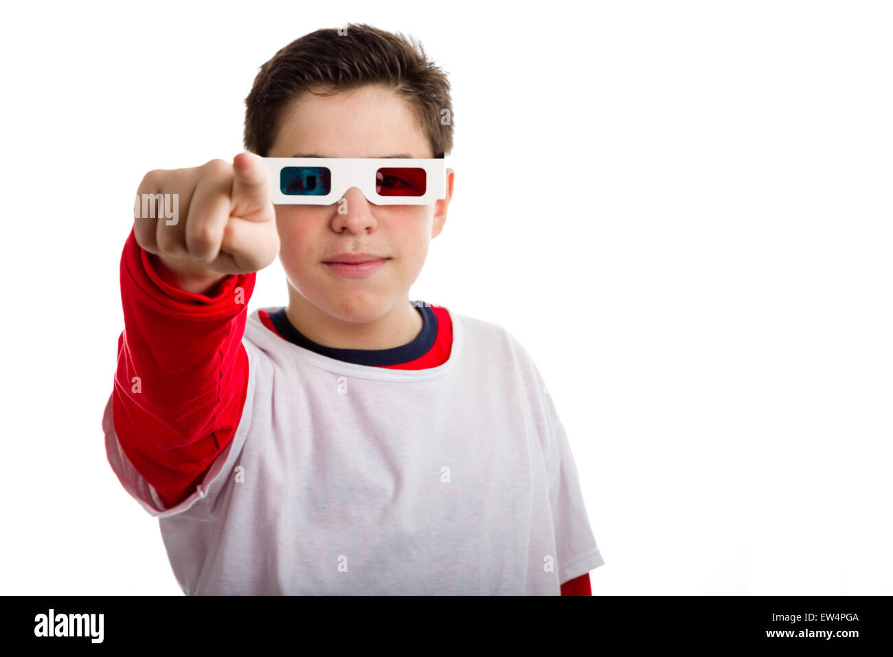Un muchacho caucásico lleva un par de cine 3D con gafas de papel rojo y azul cielo lentes y señala con la mano derecha del visor Foto de stock