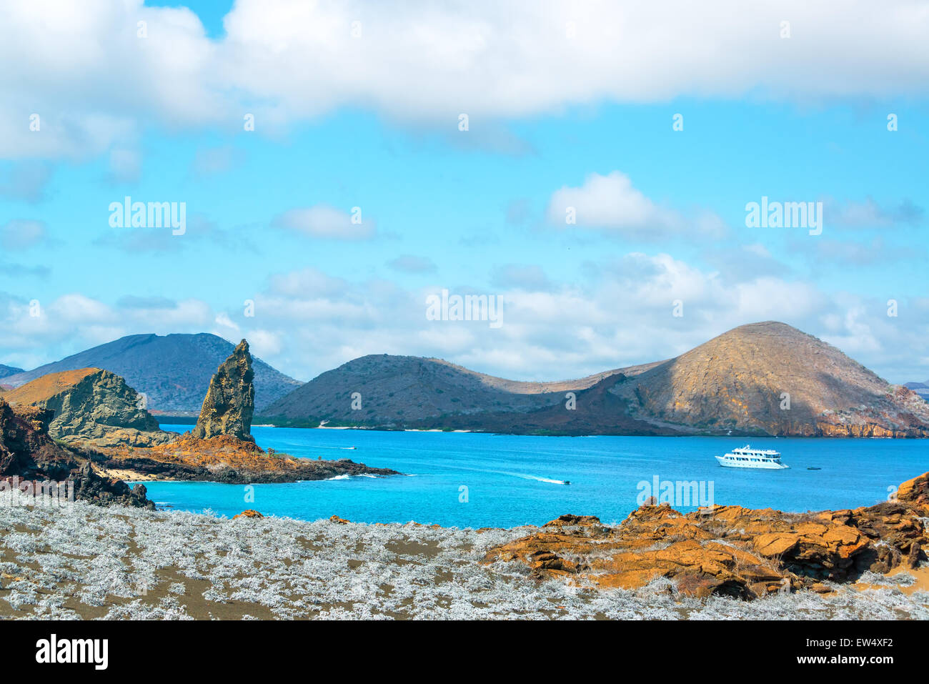 Vista de la Roca Pináculo y Sullivan Bay en las Islas Galápagos Foto de stock