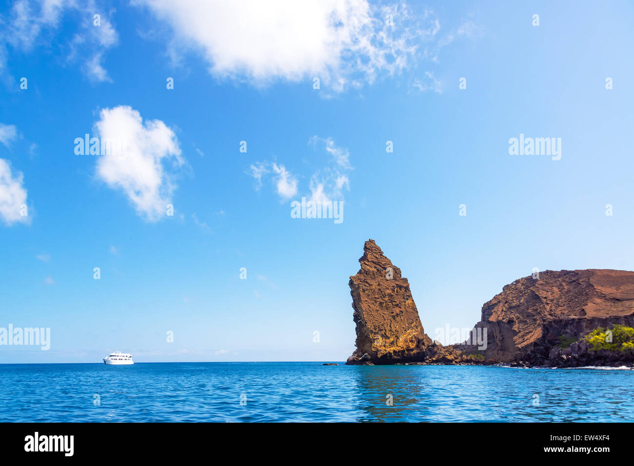 Vista de la Roca Pináculo con un barco, a la izquierda de la misma en las Islas Galápagos Foto de stock