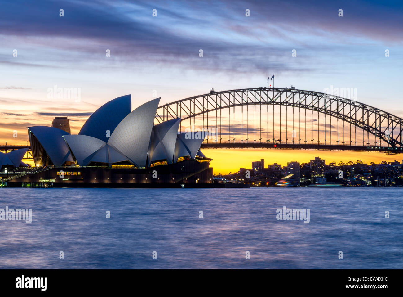 Sydney Opera House y el puente al atardecer Foto de stock
