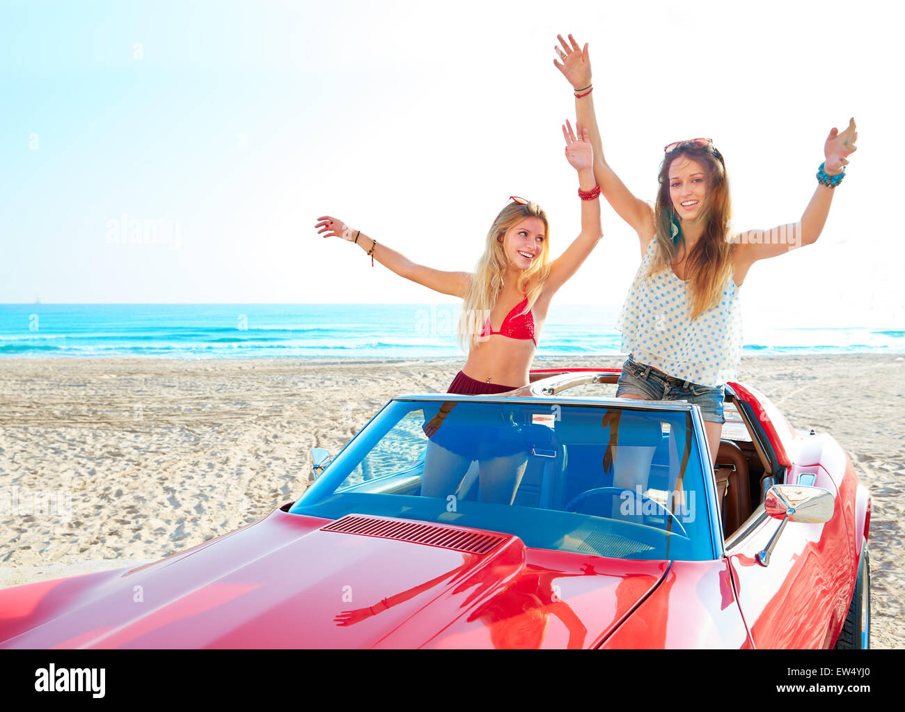 Hermosa fiesta amigo chicas bailando en un coche en la playa feliz Foto de stock