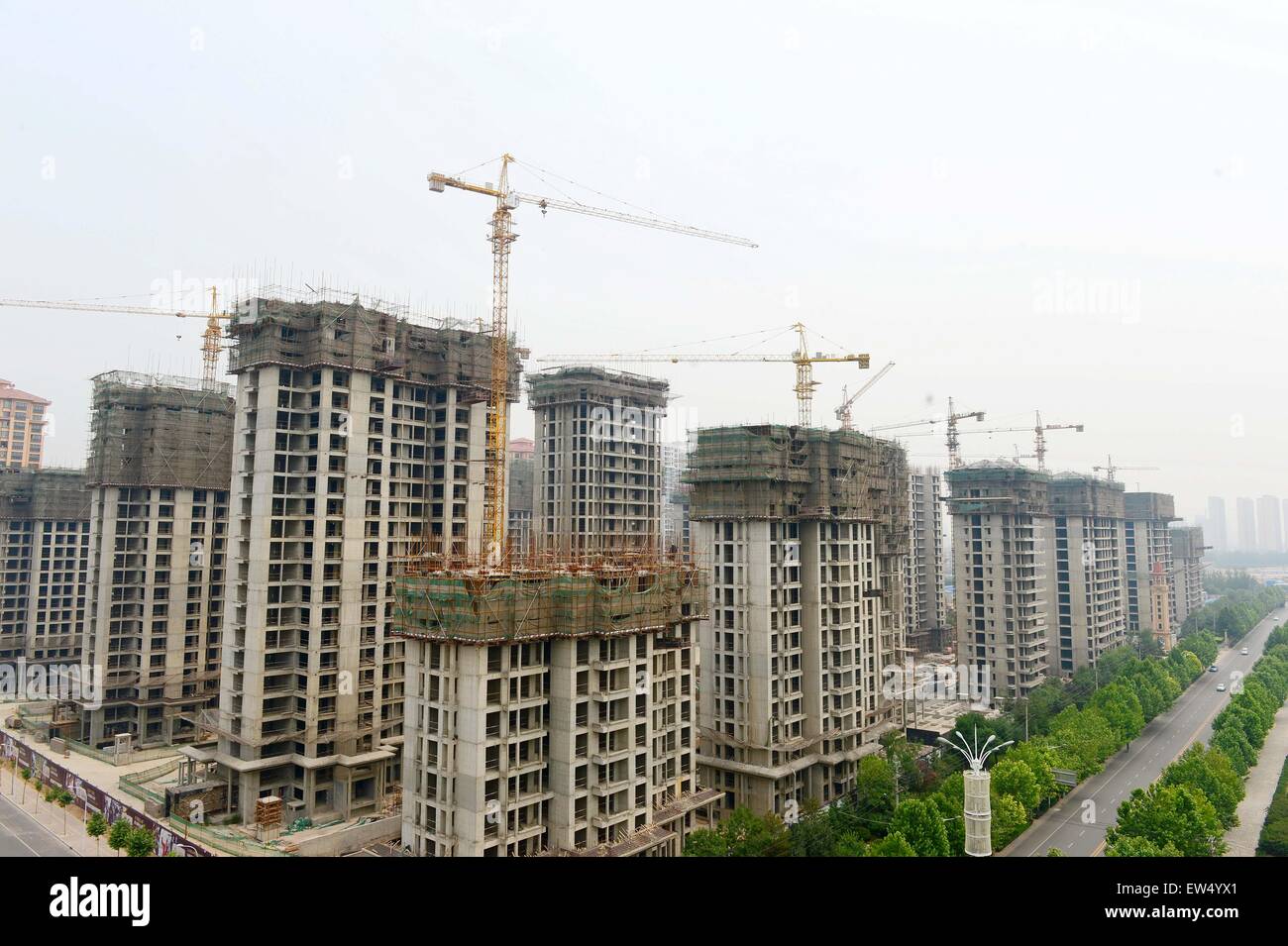 (150618) -- SHIJIAZHUANG, 18 de junio de 2015 (Xinhua) -- Foto tomada el 17 de junio de 2015 muestra comercial de edificios residenciales que se están construyendo en Shijiazhuang, capital de la zona norte de la provincia de Hebei, China. China el mercado de vivienda continuó mostrando signos de mejoría en el mes de mayo con los precios de la vivienda nueva en un número creciente de ciudades encuestadas registrando mes a mes aumenta. De 70 grandes y medianas ciudades encuestadas, los precios de la vivienda nueva subió en 20 de mayo desde el mes anterior, desde el 18 de abril, mientras que el 43 informar mes a mes descensos de precios, desde el 48 de abril, según los datos rel Foto de stock