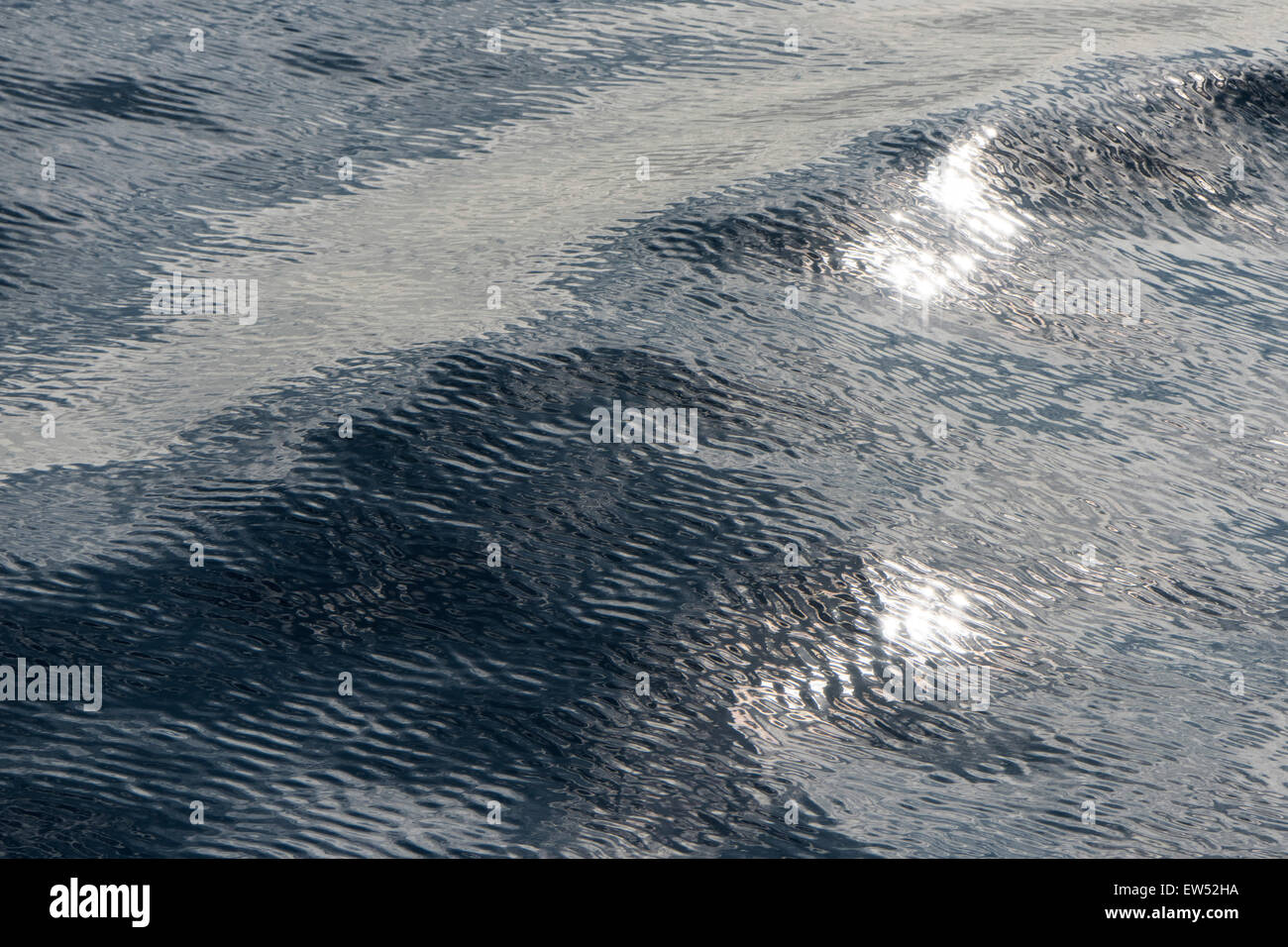 Ondas y puntos de luz, la superficie del mar, el Estrecho de Dinamarca, Groenlandia Foto de stock