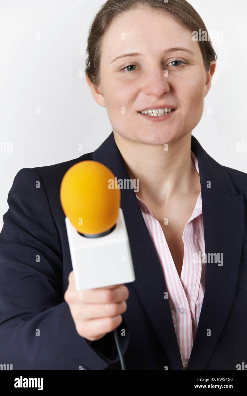 Retrato de estudio de mujer periodista con micrófono Foto de stock