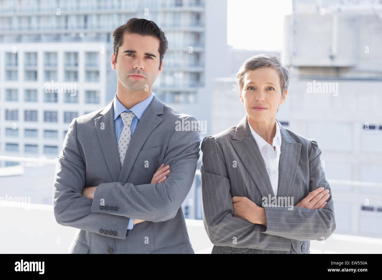 Colegas de negocios sonriendo a la cámara Foto de stock